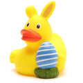 Pato de goma amarillo sujetando un huevo azul de Pascua decorativo