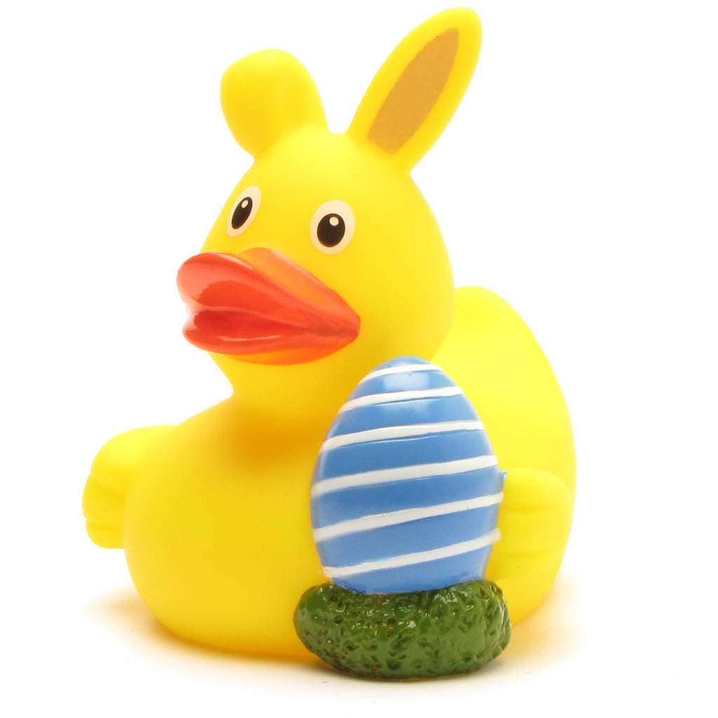Pato de goma amarillo sujetando un huevo azul de Pascua decorativo