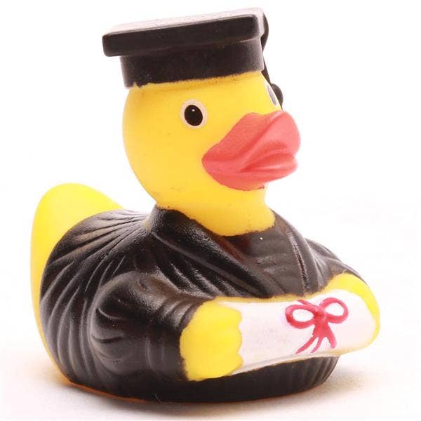 Mini pato de goma académico con diploma desde un ángulo lateral