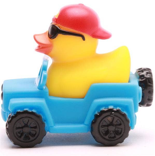 Mini pato de goma con gafas de sol en un Jeep azul visto de lado