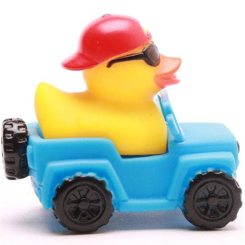 Mini pato de goma en Jeep azul con gorra roja y gafas de sol vista lateral