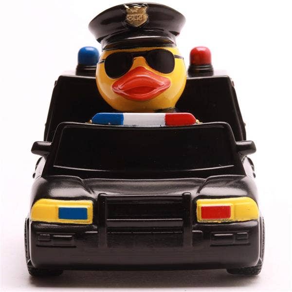 Patito de goma policía conduciendo coche patrulla