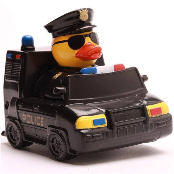 Patito de goma policía con gafas de sol en coche patrulla