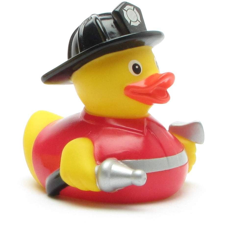 Patito de goma bombero con casco, manguera y hacha vista frontal derecha