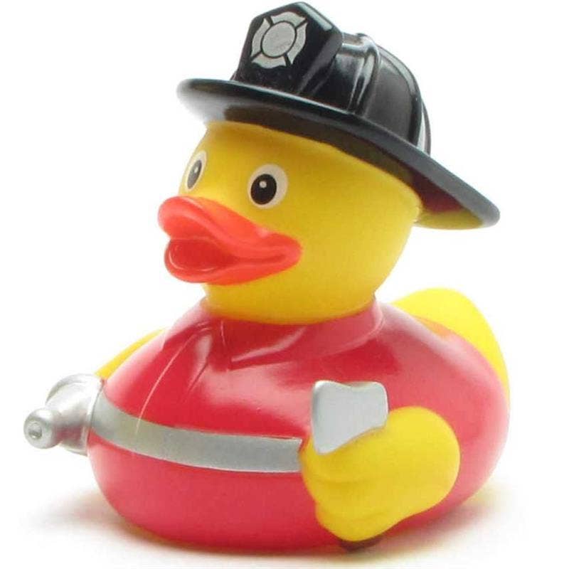 Patito de goma bombero con casco, manguera y hacha vista frontal izquierda