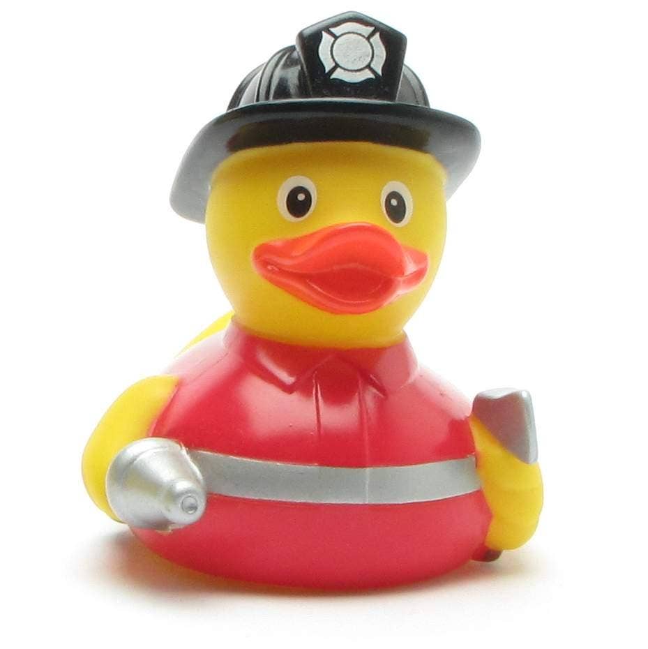Patito de goma bombero con casco, manguera y hacha vista frontal