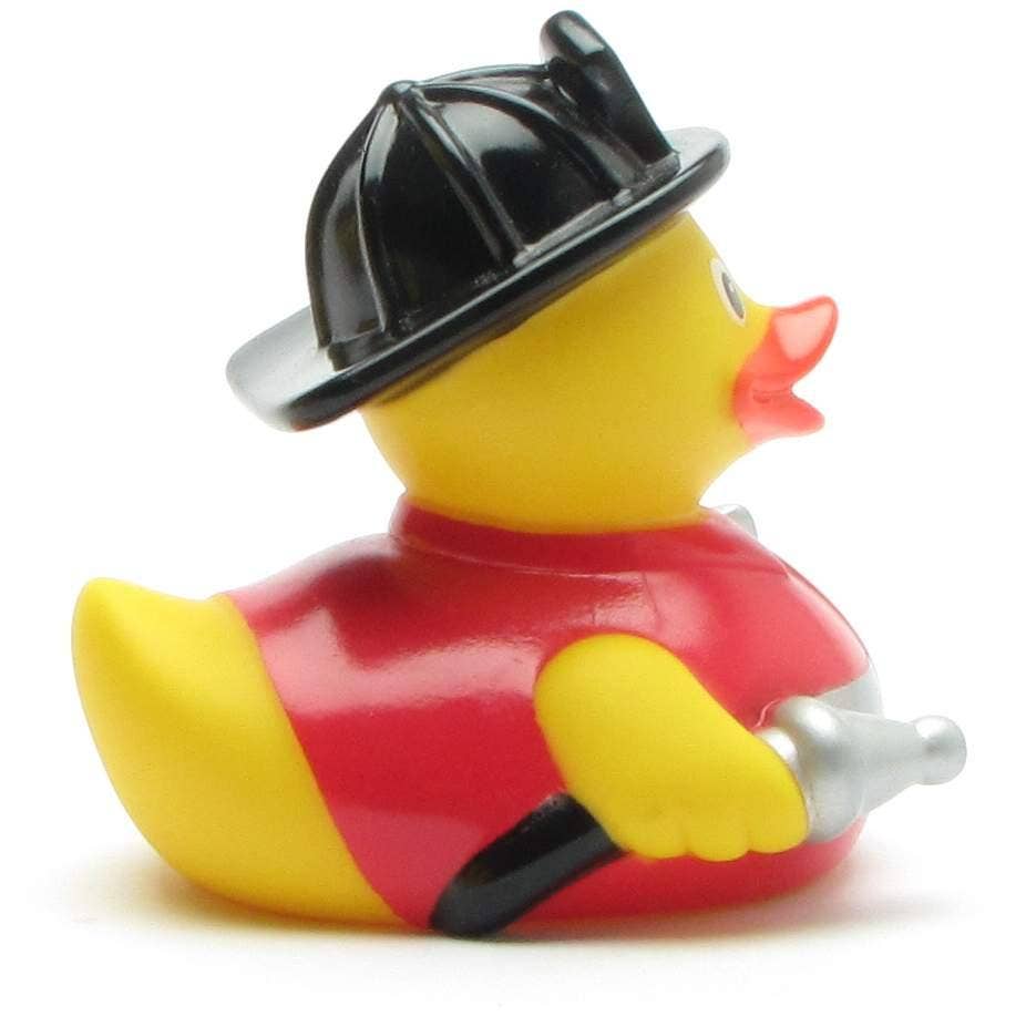Patito de goma bombero con casco, manguera y hacha vista lateral derecha