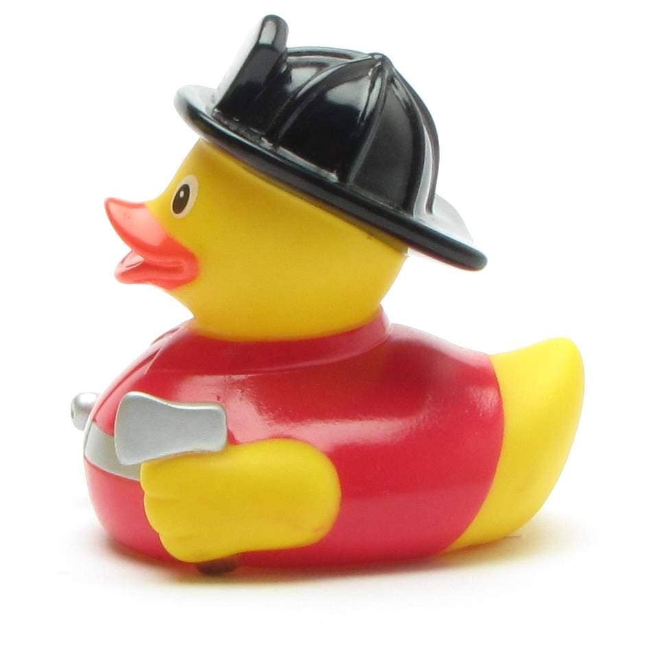 Patito de goma bombero con casco, manguera y hacha vista lateral izquierda