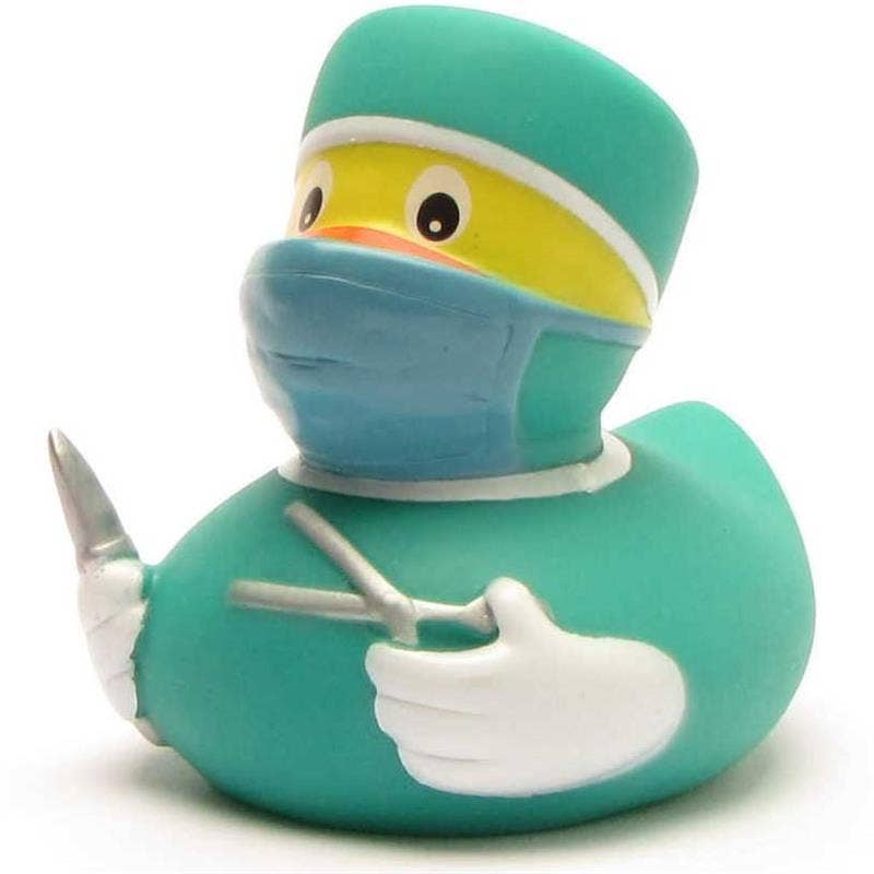 Patito de goma cirujano con bata verde mascarilla y bisturí vista frontal