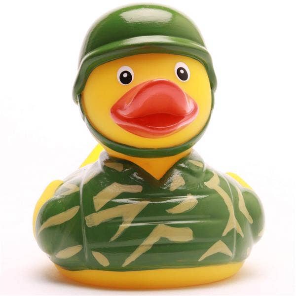 Patito de goma soldado con casco militar vista frontal