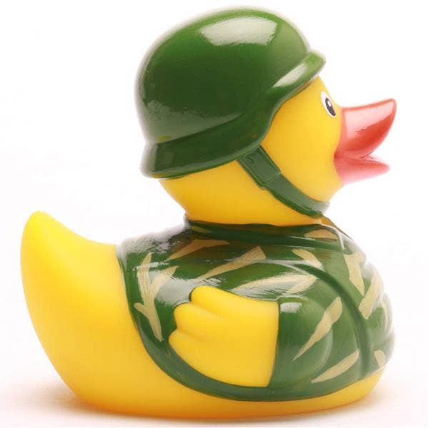 Patito de goma soldado con casco verde vista lateral derecha
