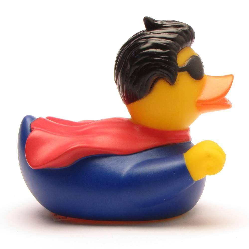 Patito de goma superhéroe con capa roja vista lateral derecha