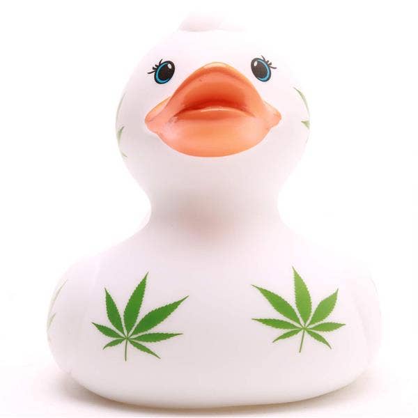Pato de goma decorado con hojas verdes visto de frente