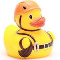 Pato de goma alpinista con casco y equipo de escalada