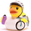 Pato de goma ciclista con casco y bicicleta