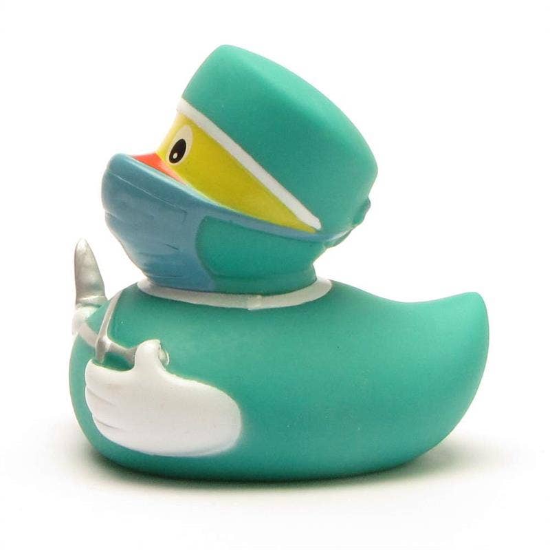 Patito de goma cirujano con uniforme verde visto de perfil