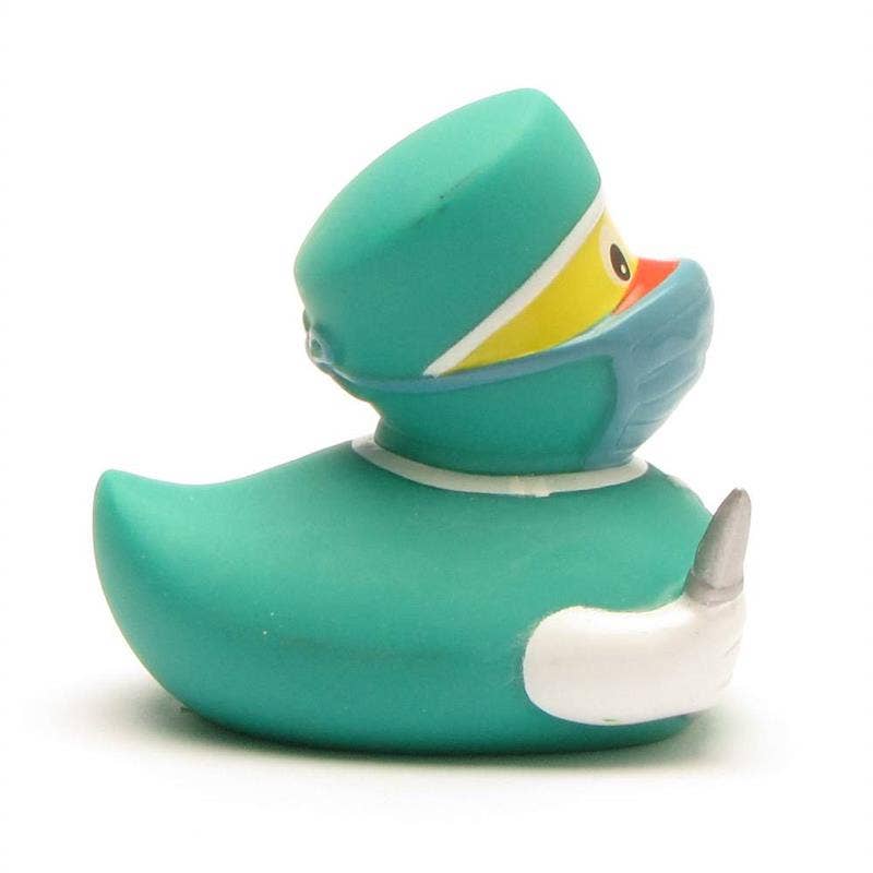 Pato de goma cirujano con bata verde, mascarilla y bisturí vista lateral