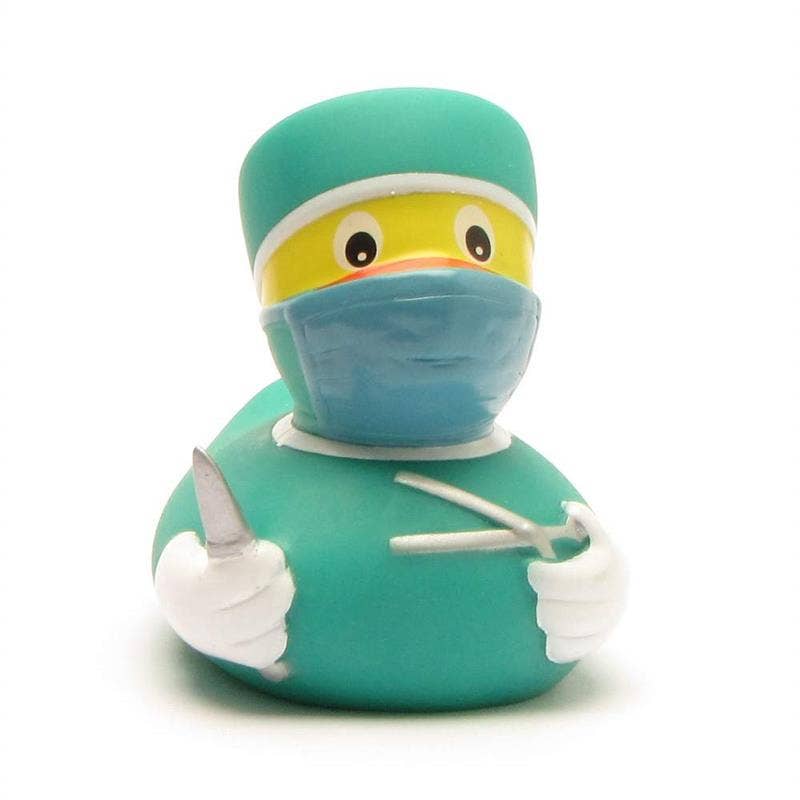 Parte trasera del pato de goma cirujano con uniforme verde