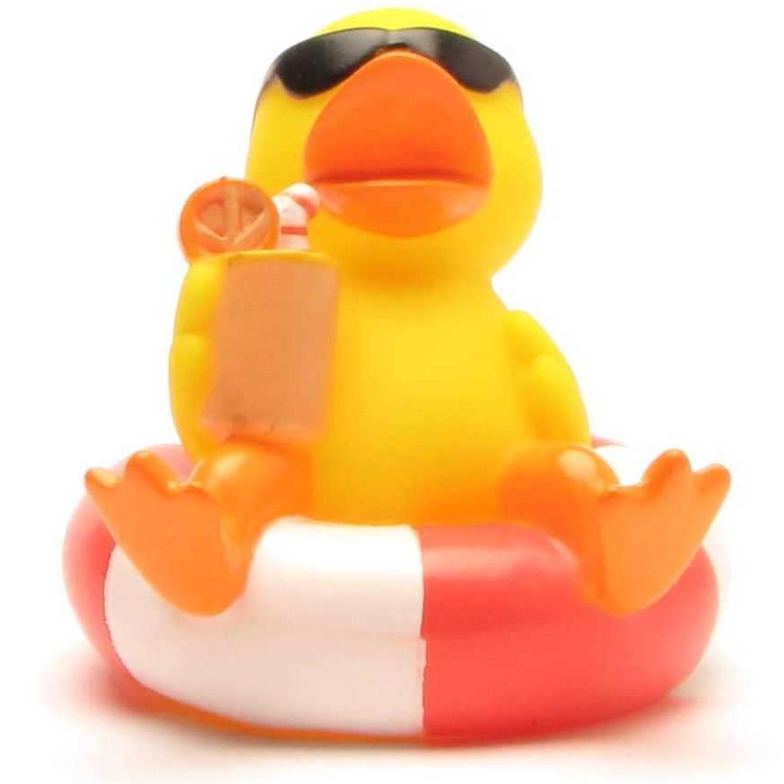 Pato de goma amarillo sentado en flotador rojo y blanco