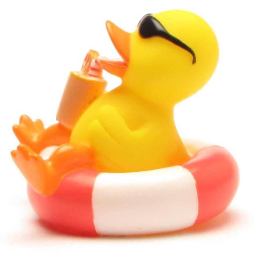 Patito de goma con gafas de sol disfrutando de un flotador rojo y blanco