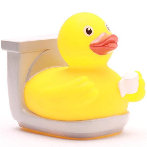 Pato de goma con WC y papel higiénico desde un ángulo lateral