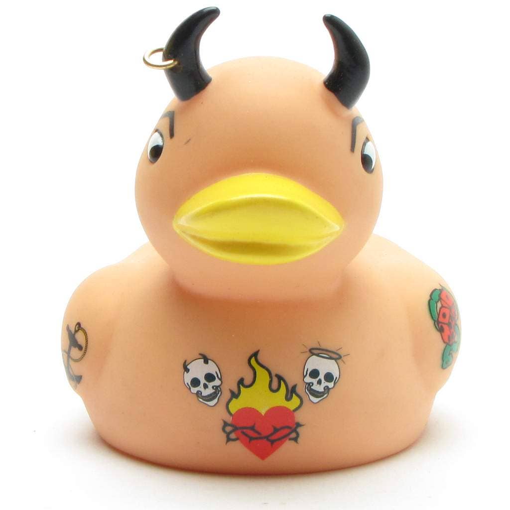 Pato de goma diabólico tatuado visto de frente