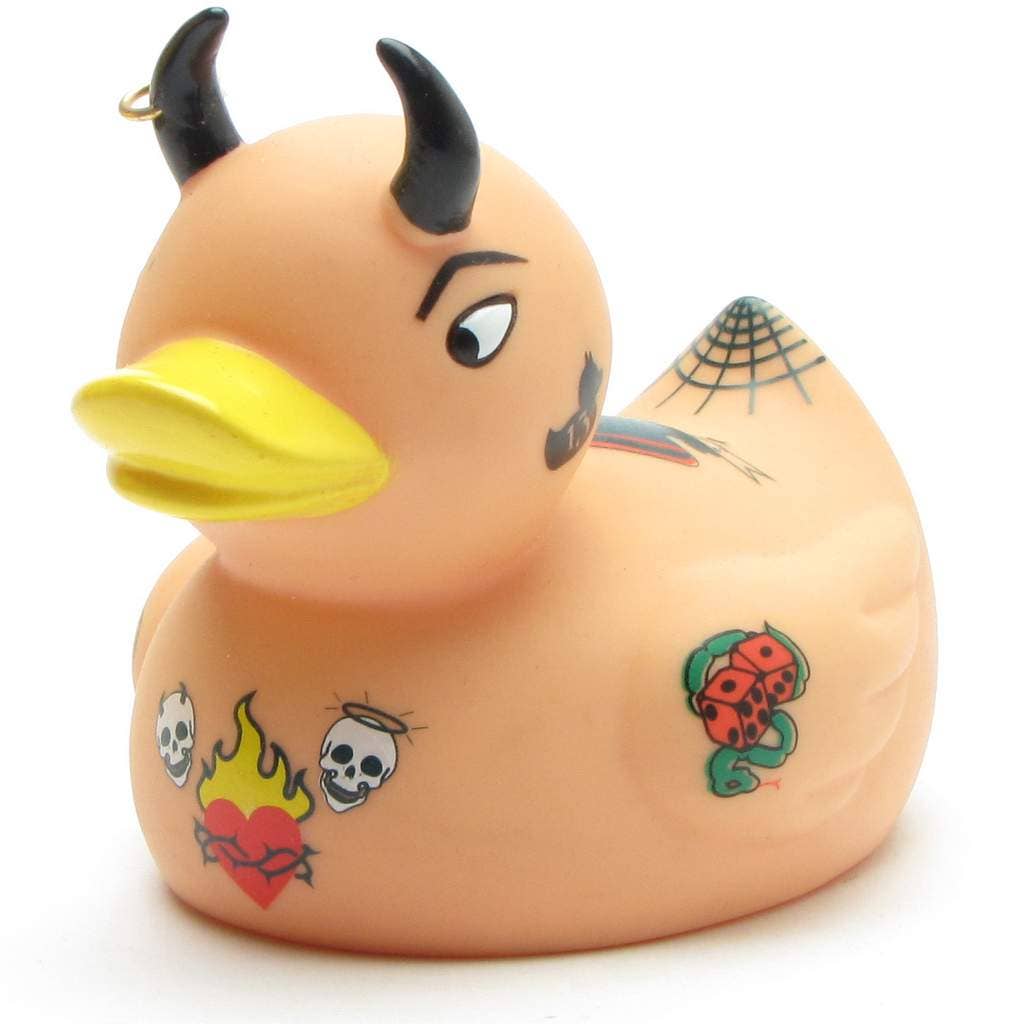 Pato de goma diabólico tatuado en vista angular mostrando los tatuajes