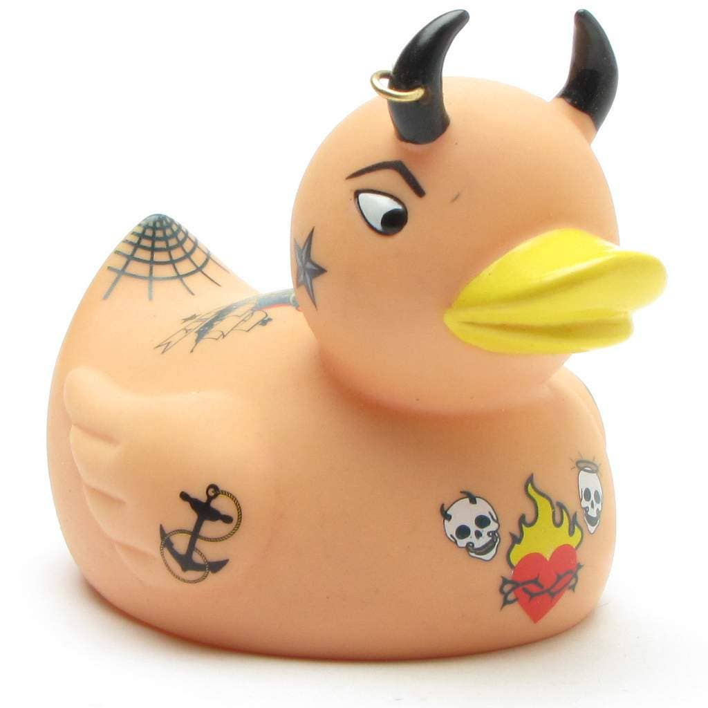 Pato de goma diabólico tatuado con cuernos
