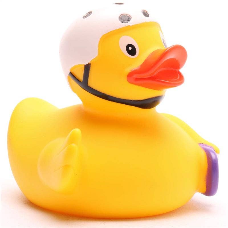 Parte trasera del pato de goma patinador con casco y patineta