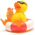 Patito de goma descansando sobre un flotador rojo y blanco