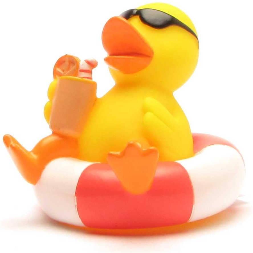 Patito de goma descansando sobre un flotador rojo y blanco
