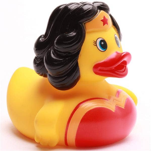 Pato de goma Wonderwoman en vista angular mostrando detalles del traje